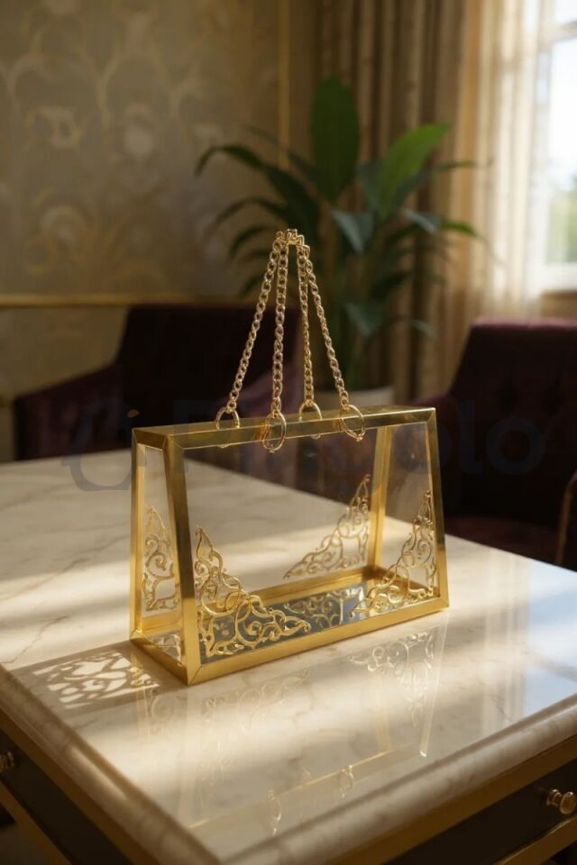 Şeffaf Pleksi Çanta Dekoratif Gold Zincirli Gold İşlemeli