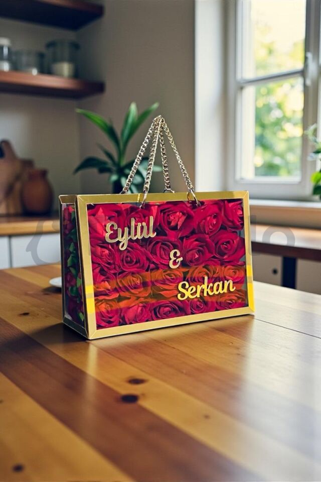 İsme Özel Hediyelik Kırmızı Gül Buketi Şeffaf Pleksi Çanta Gold Çerçeveli