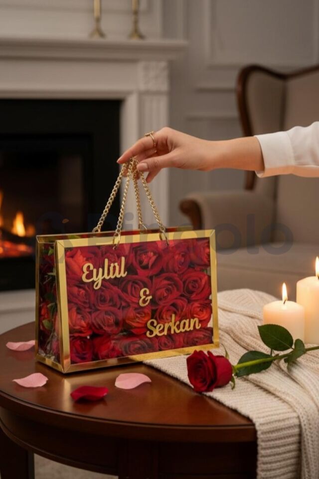 İsme Özel Hediyelik Kırmızı Gül Buketi Şeffaf Pleksi Çanta Gold Çerçeveli